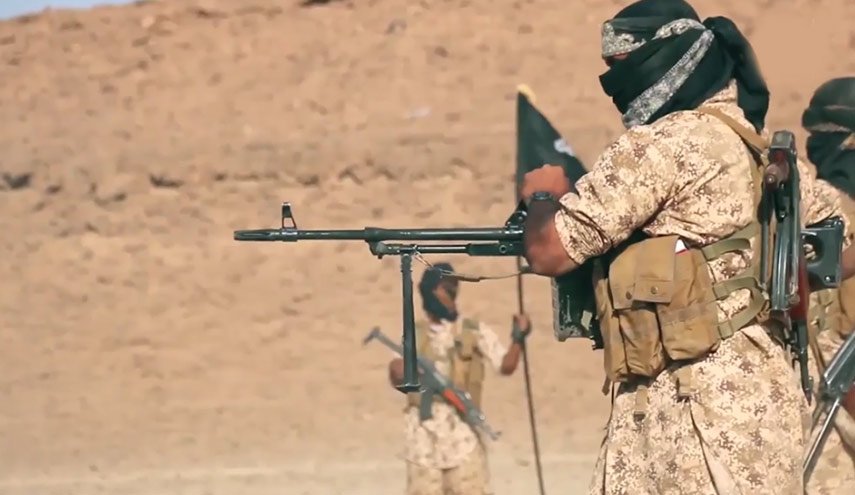 عناصر داعش تقاتل في آخر امتار لها بآخر معاقلها في سوريا+فيديو