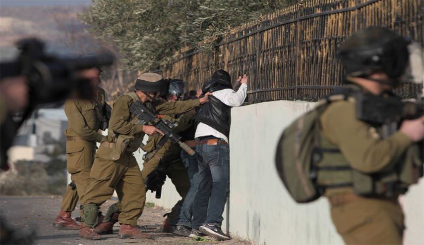 قوات الاحتلال تعتقل 17 فلسطينيا في الضفة في مداهمات ليلية