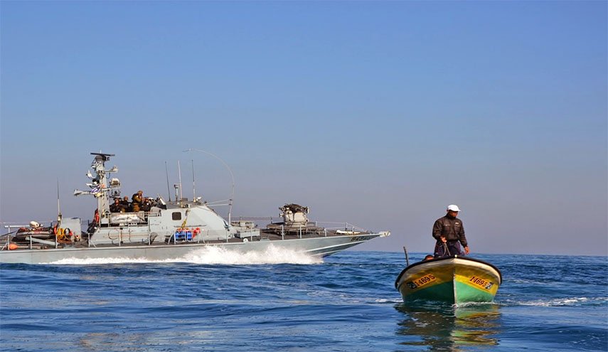 اعتقال صيادين فلسطينيين قبالة شاطئ خانيونس على يد الاحتلال