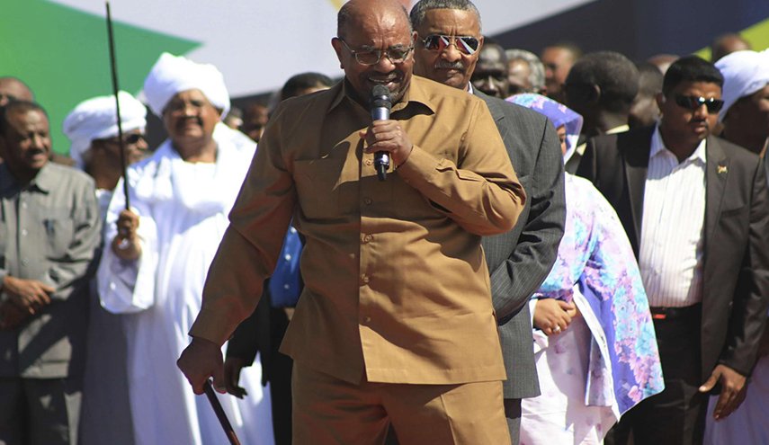 ماذا ينتظر السودان بعد حل الحكومة وعزم البشير على التخلي عن السلطة؟