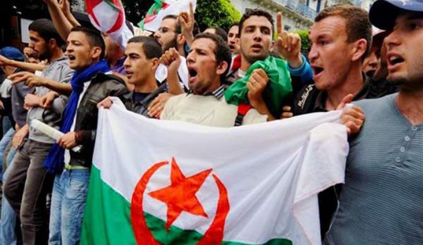 الجزائر...اشتباكات بين الشرطة والمتظاهرين قرب قصر الرئاسة
