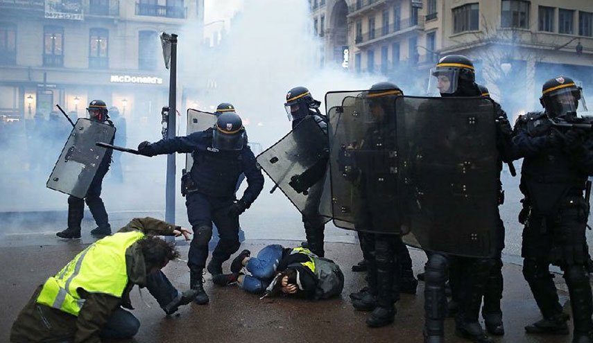 دستگیری ۱۵۱ معترض در پاریس/ جنایتکار؛ لقب جدید ماکرون برای جلیقه‌زردها 
