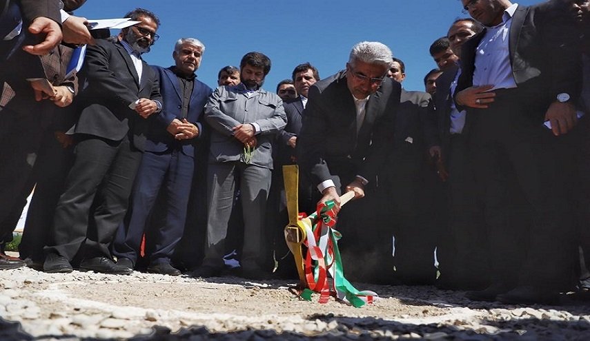 وزير الطاقة الايراني يضع حجر الاساس لمحطة كهربائية في محافظة خوزستان 