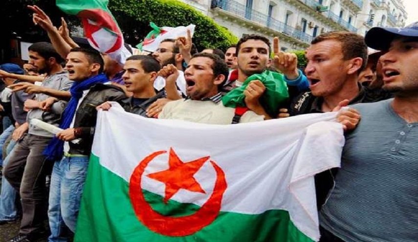 الجزائر: المحامون يقررون تعليق العمل القضائي