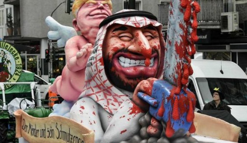 نمایش مجسمه تمسخر آمیز بن سلمان و ترامپ در خیابان‌های آلمان