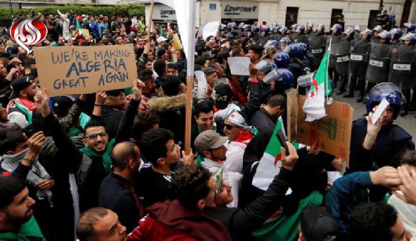 رویترز: خیابان‌های پایتخت الجزائر مملو از معترضین شده است