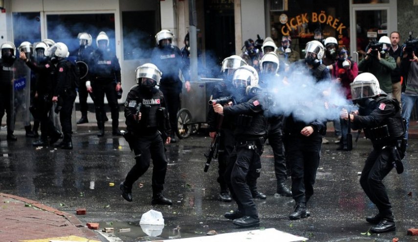 الشرطة التركية تفرق متظاهرين احتجاجا على عزل رؤساء بلديات أكراد