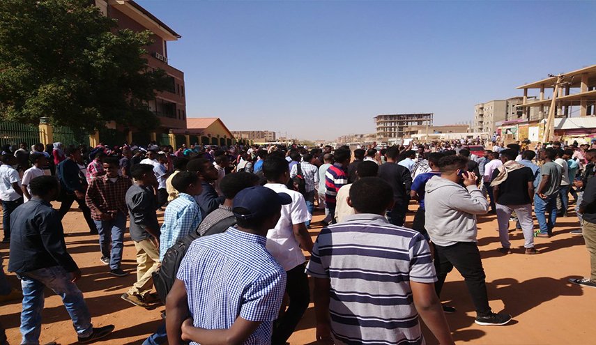 طلاب جامعة السودان العالمية يعتصمون احتجاجا على الوضع القائم
