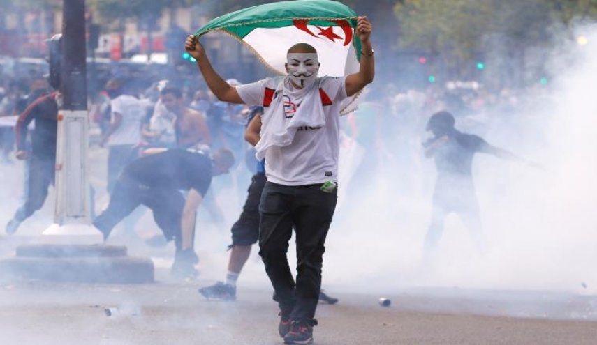 المظاهرات تحول سعر العلم الجزائري الى 500 دينار!