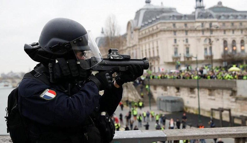 أطباء في فرنسا يدعون لحظر استخدام الشرطة للرصاص المطاطي