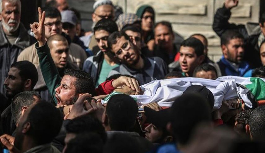 تشييع جثمان شاب فلسطيني استشهد متأثرا بإصابته بمسيرات العودة