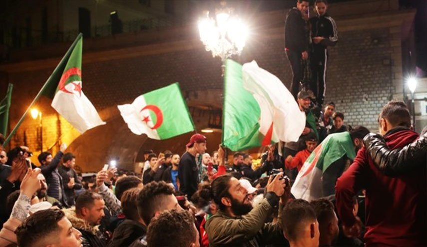 إبعاد الجزائر عن شبح الفتنة بمبادرة الرئيس ومساهمة الشعب