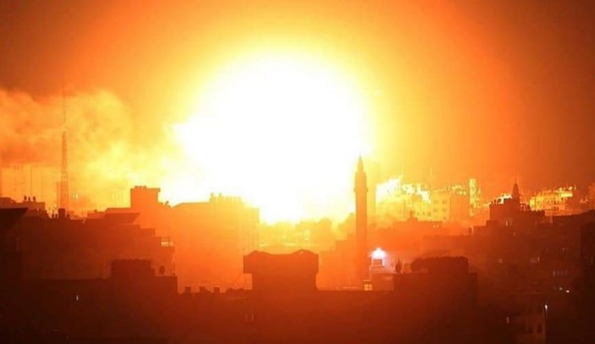 منابع فلسطینی: جنگنده های رژیم صهیونیستی ۲۷ نقطه در نوار عزه را به وسیله ۵۵ موشک بمباران کردند