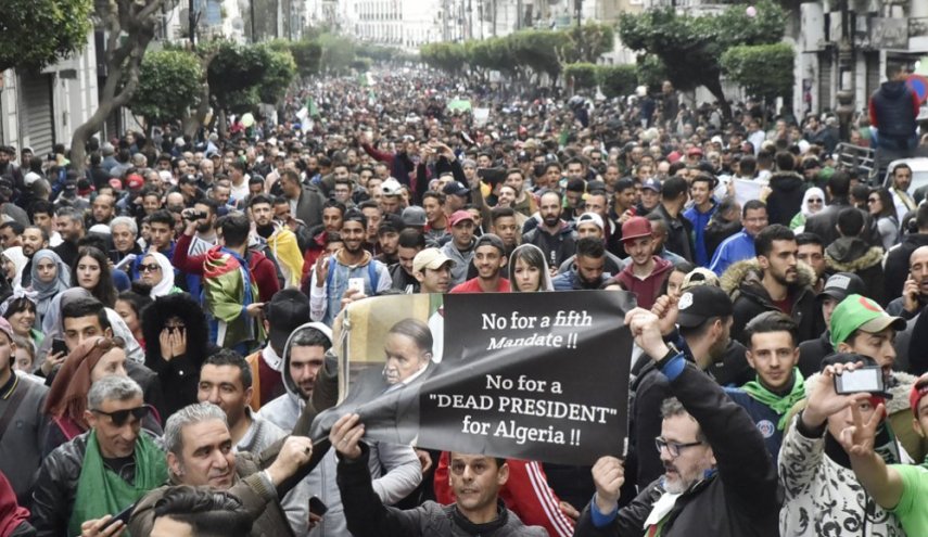 حشود كبيرة في العاصمة الجزائرية رفضا لترشح بوتفليقة   