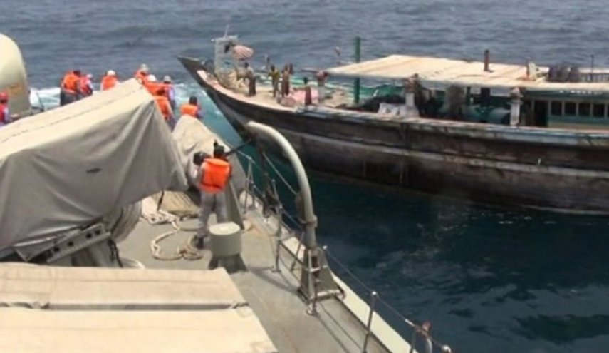 نجات یک لنج ایرانی حامل مواد غذایی توسط ناو ارتش در دریای عمان 