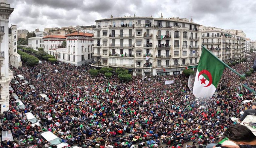 الجزائر امام منعطف خطیر في ظل قرار المعارضة مواصلة الحراك