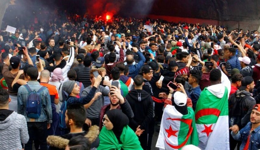 درخواست الجزایری ها در تظاهرات امروز؛ کناره‌گیری فوری 
