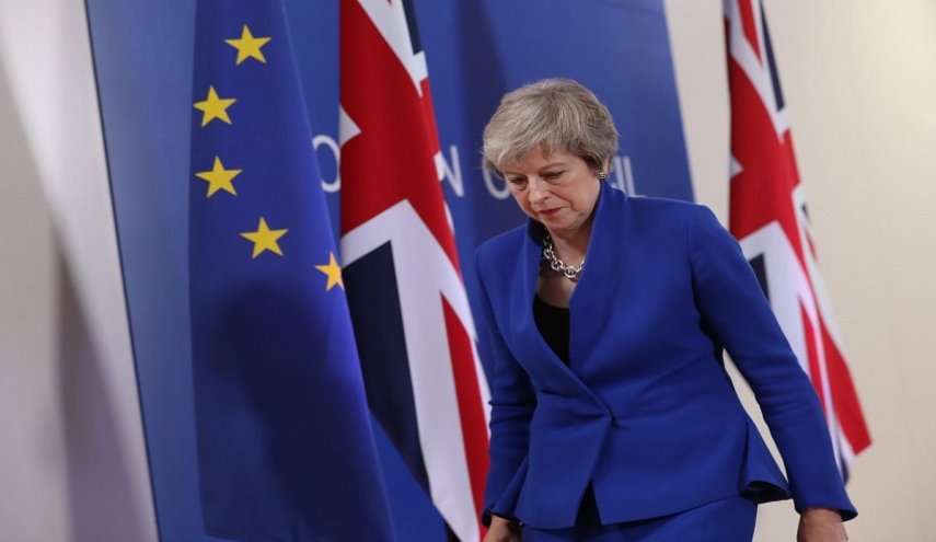 هل تعلن رئيسة وزراء بريطانيا استقالتها غدا؟