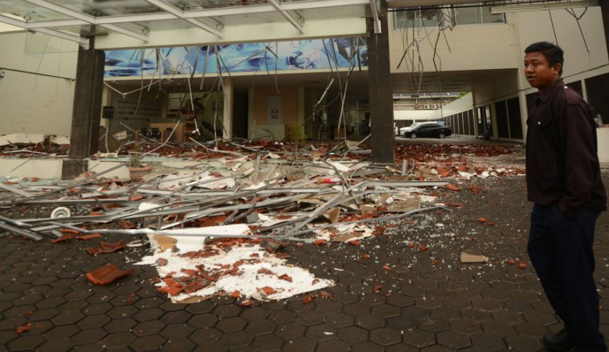 بعد السيول.. إنهيار أرضي في إندونيسيا يقتل 5 أشخاص