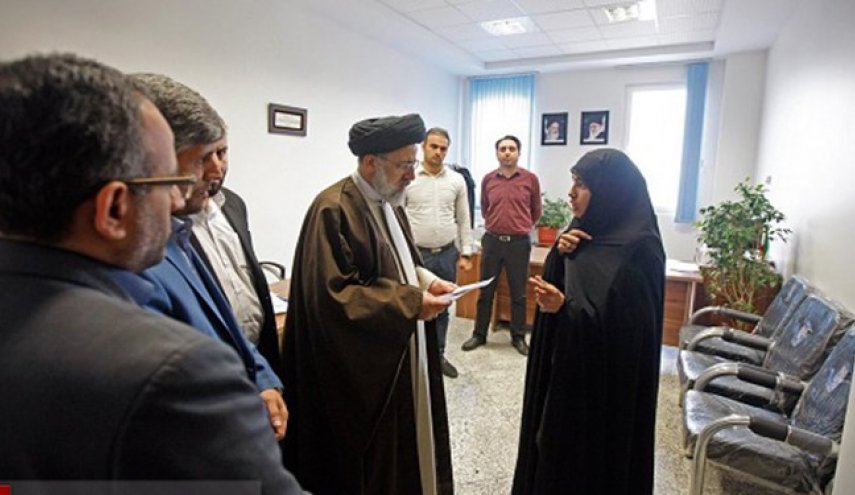 بازدید سرزده آیت الله رئیسی از بخش‌های مختلف دادسرای ناحیه ۱۰ تهران 