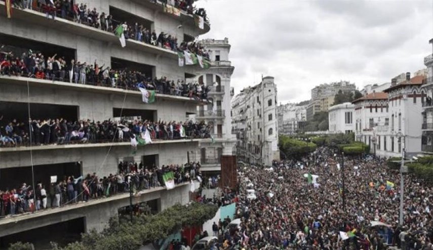 لا الرئيس الجزائري خاطر بمستقبل البلاد ولا معارضوه