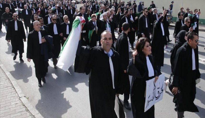 هزاران وکیل در پایتخت الجزایر تظاهرات کردند