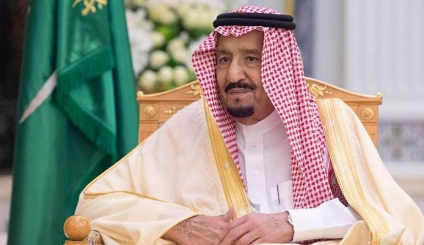 الملك السعودي يغادر قاعة القمة العربية