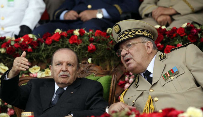 الأمين السابق للحزب الحاكم بالجزائر: قرار الجيش ليس انقلابا