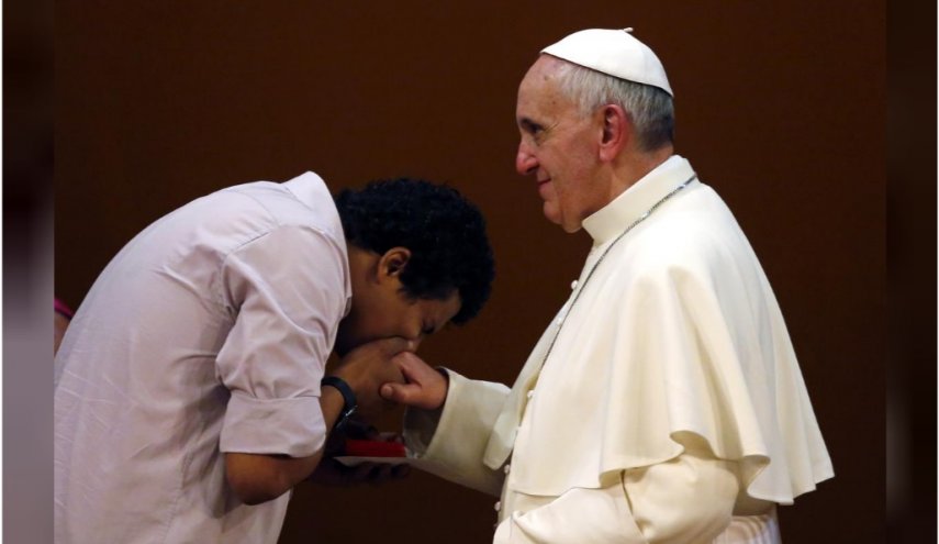 بوسیدن دست پاپ؛ جدیدترین عامل جنگ فرهنگی در میان کاتولیک‌ها