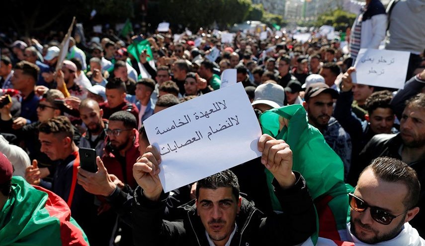 هزاران الجزایری خواستار پایان ریاست جمهوری بوتفلیقه شدند