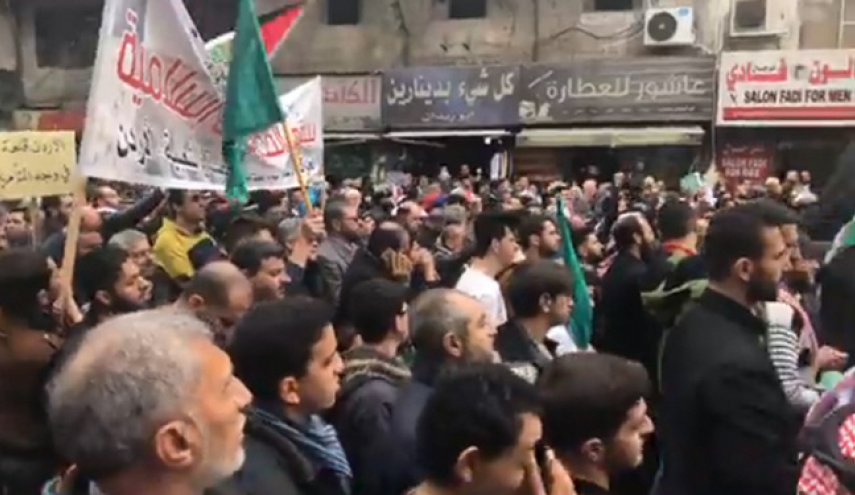 الأردنيون في شوارع عمان: 'الشعب يريد تحرير فلسطين'