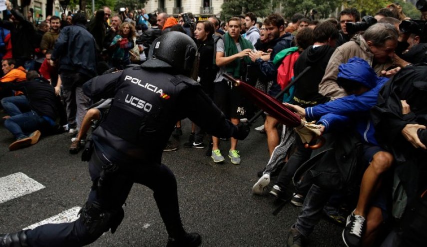 مواجهات عنيفة تندلع في كاتالونيا الإسبانية
