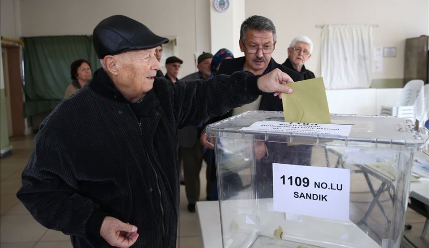  الأتراك يواصلون الإدلاء بأصواتهم في الانتخابات المحلية