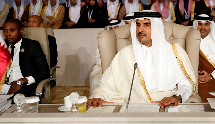 امیر قطر در اعتراض به چه چیزی نشست اتحادیه عرب در تونس را ترک کرد