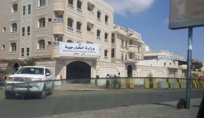 الخارجية اليمنية تطالب باستئناف منح التصاريح لسفن الوقود والغذاء