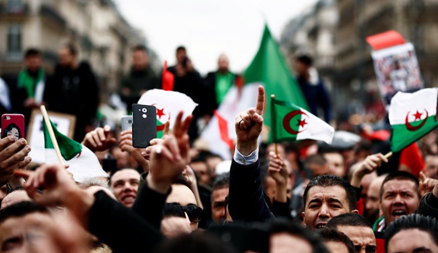فرهنگ اعتراض در الجزایر؛ مردم تصمیم گرفتند، ارتش حمایت کرد، رئیس جمهور اجرا کرد