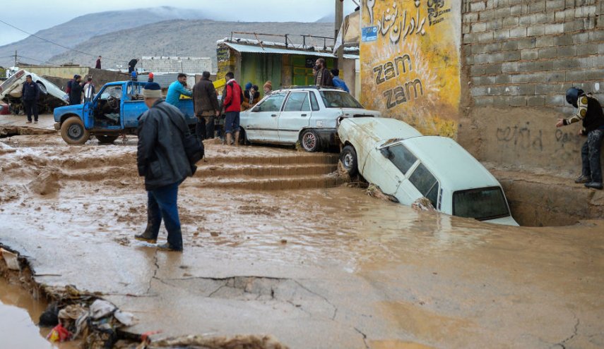 طلبة سوريون ينظمون حملة تبرعات لمنكوبي السيول في ايران