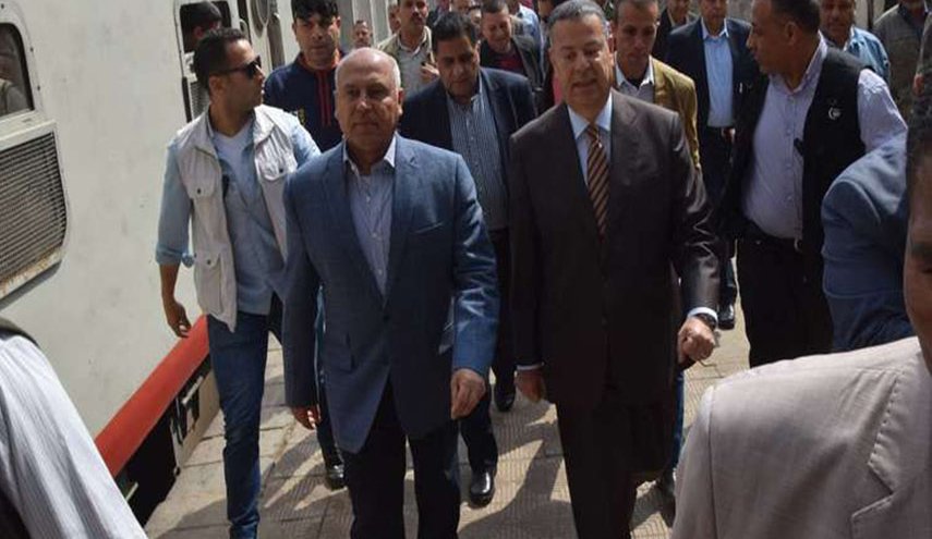 هكذا يفاجئ وزير النقل المصري الجديد ركاب القطارات +صور