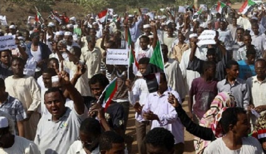 الجيش السوداني يتعامل بوعي مع المتظاهرين 
