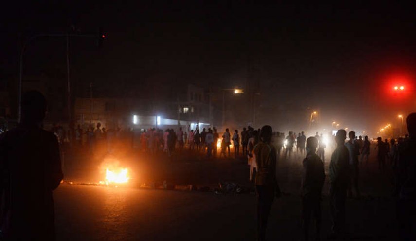 الظلام يعم السودان تماما بسبب انقطاع تيار الكهرباء 

