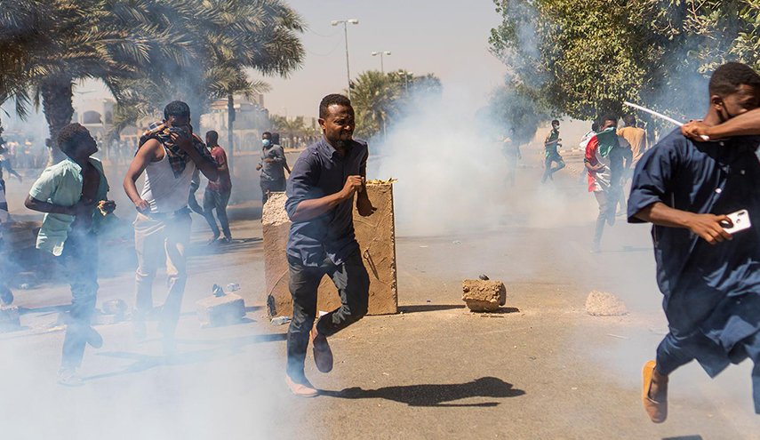 السودان:21 قتيلا في فض الاعتصام وعسكريبن ينضمون الى المتظاهرين
