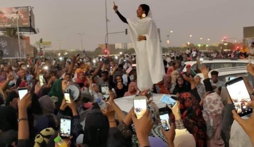 متظاهرة سودانية تلهب الحماس على شبكات التواصل