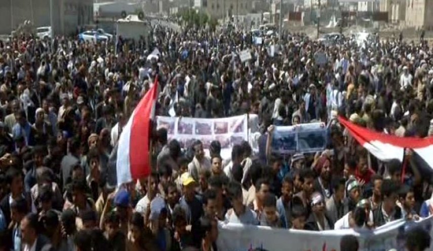 اليمنيون يشيعون شهداء جريمة العدوان في حي سعوان