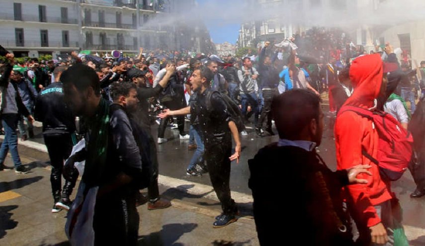 الجيش الجزائري يتهم أطرافا أجنبية بالضلوع في زعزعة البلاد

