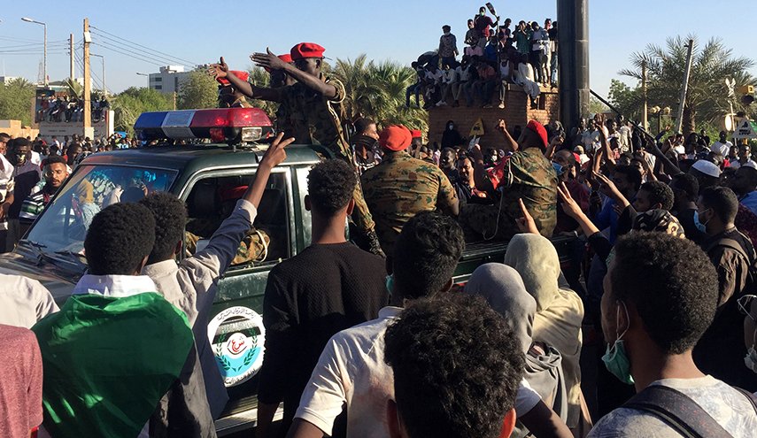 بعد اطاحة الجيش بالبشير.. الى أين يسير السودان؟