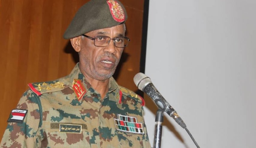 بن عوف يؤدي القسم رئيسا للمجلس العسكري السوداني