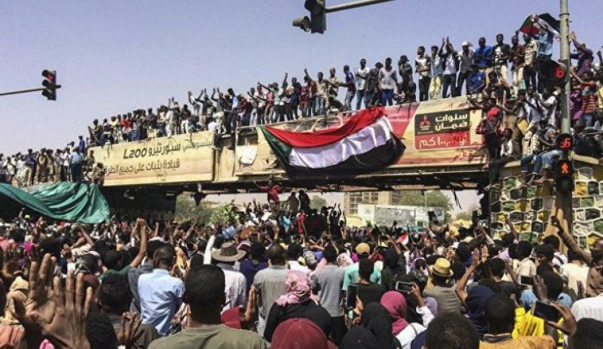 تظاهرات صدها هزار نفر در خیابان های اطراف ساختمان وزارت دفاع سودان در مرکز خارطوم