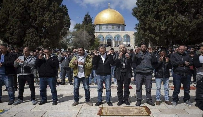 ده‌ها هزار نمازگزار امروز نماز جمعه را در صحن مسجد الاقصی خواندند