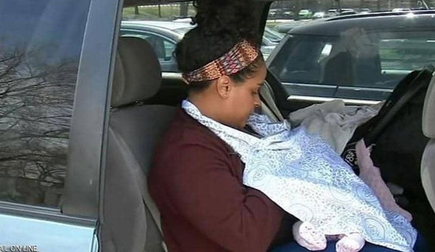 تصرف غريب لشرطي أمريكي حيال امراة ردا على إرضاعها طفلتها