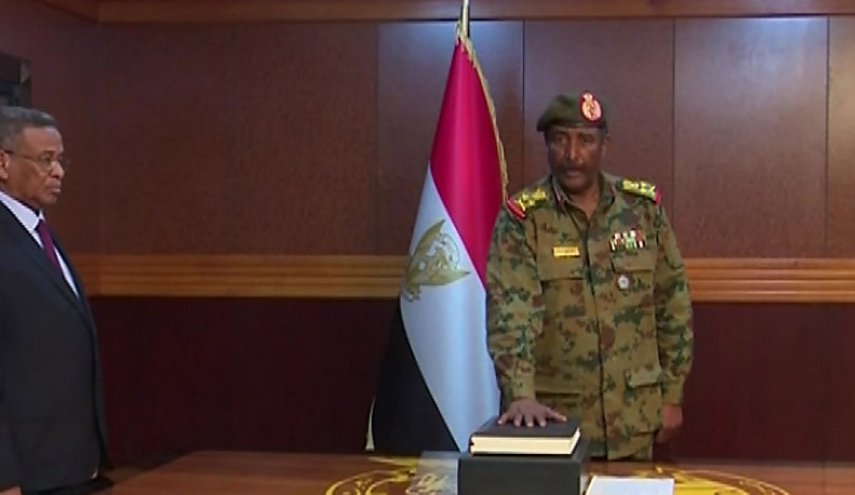 أول قرار من الرئيس الجديد للمجلس الانتقالي في السودان